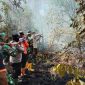 Satgas Karhutla Kabupaten PALI Berupaya Memadamkan Api.
