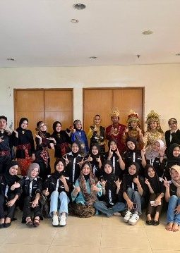 Universitas Bina Darma Gelar Pentas Teater Drama Tradisional Palembang, Angkat Kisah “Tujuh Pertemuan Satu Takdir”
