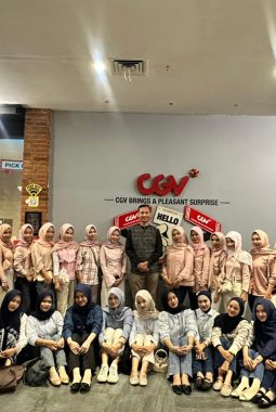 Mahasiswa Prodi Bahasa Indonesia FKIP UM Palembang Gelar Nobar Film Jangan Buang Ibu sebagai Praktik Mata Kuliah Menyimak Apresiatif