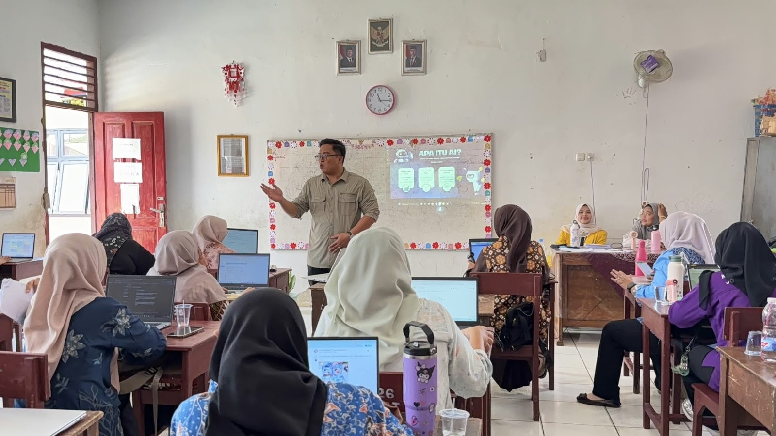Para guru SDN 12 Rambutan, Sungai Pinang, Banyuasin mengikuti pelatihan dan pendampingan pemanfaatan artificial intelligence (AI) untuk penyusunan modul ajar yang digelar Tim Pengabdian PGSD FKIP Universitas Sriwijaya, 8 Agustus 2026.