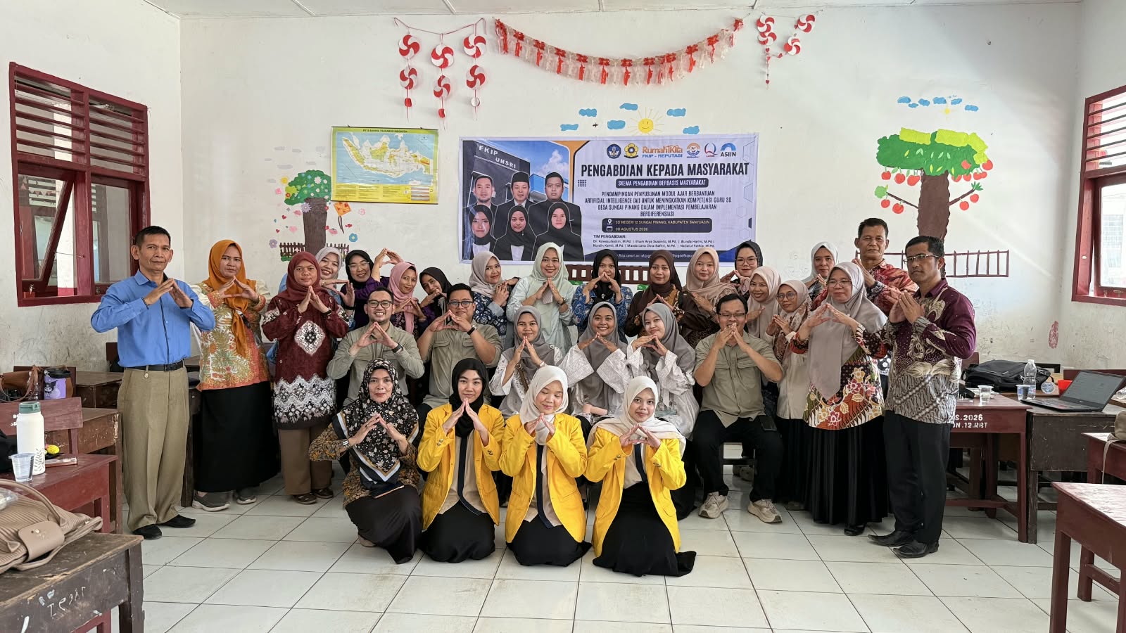 Tim Pengabdian PGSD FKIP Universitas Sriwijaya bersama para guru peserta pelatihan dan pendampingan penyusunan modul ajar berbantuan artificial intelligence (AI) di SDN 12 Rambutan, Sungai Pinang, Banyuasin, 8 Agustus 2026.