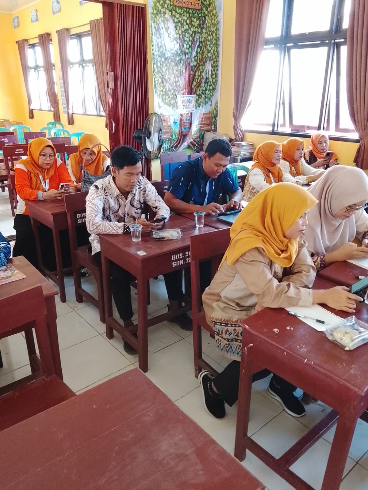 Guru SD mengikuti pelatihan dan pendampingan pengembangan media pembelajaran berbasis gamifikasi yang dilaksanakan Tim Pengabdian PGSD FKIP Universitas Sriwijaya di SDN 12 Rambutan, Sungai Pinang, Banyuasin.