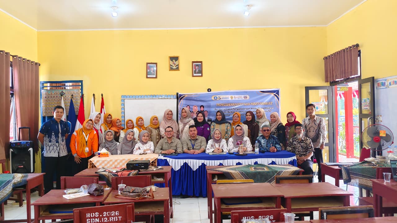 Tim Pengabdian PGSD FKIP Universitas Sriwijaya bersama guru peserta kegiatan pendampingan pengembangan media pembelajaran berbasis gamifikasi di SDN 12 Rambutan, Sungai Pinang, Banyuasin.