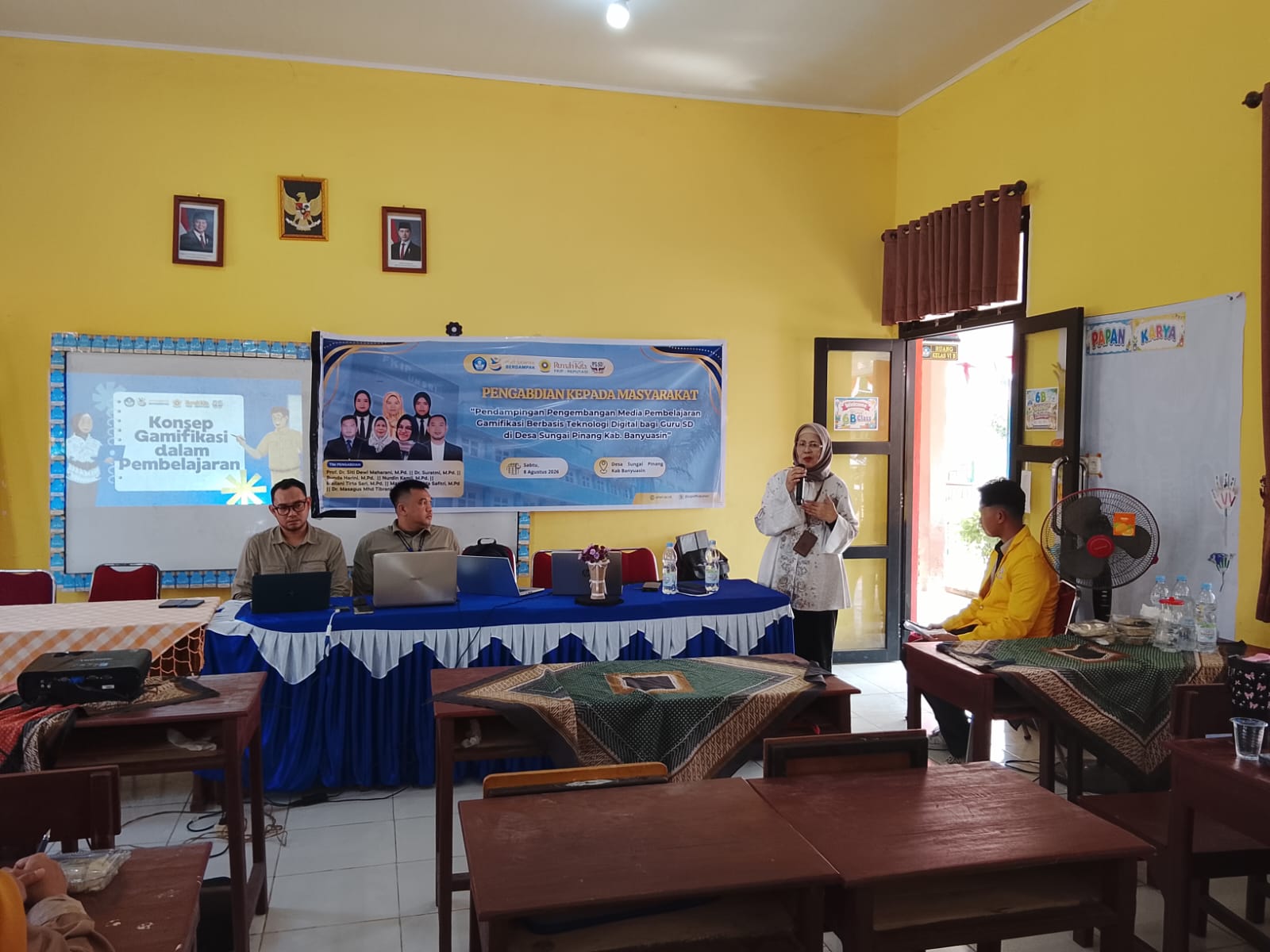 Tim Pengabdian PGSD FKIP Universitas Sriwijaya mendampingi guru dalam praktik mengembangkan media pembelajaran digital berbasis gamifikasi.